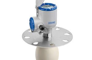 Non-contact level measurement of aggressive liquids in plastic tanks
